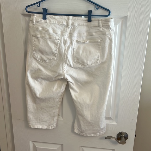 Chaps White Bermuda Women’s Shorts - Picture 2 of 6